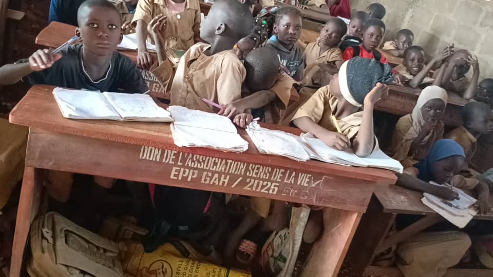 Don de tables-bancs au complexe scolaire de Gah à Djougou au Bénin